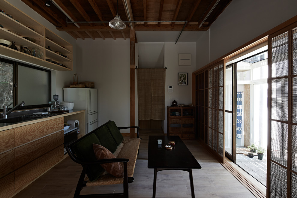 Inspiration för asiatiska allrum med öppen planlösning, med vita väggar, mellanmörkt trägolv och beiget golv