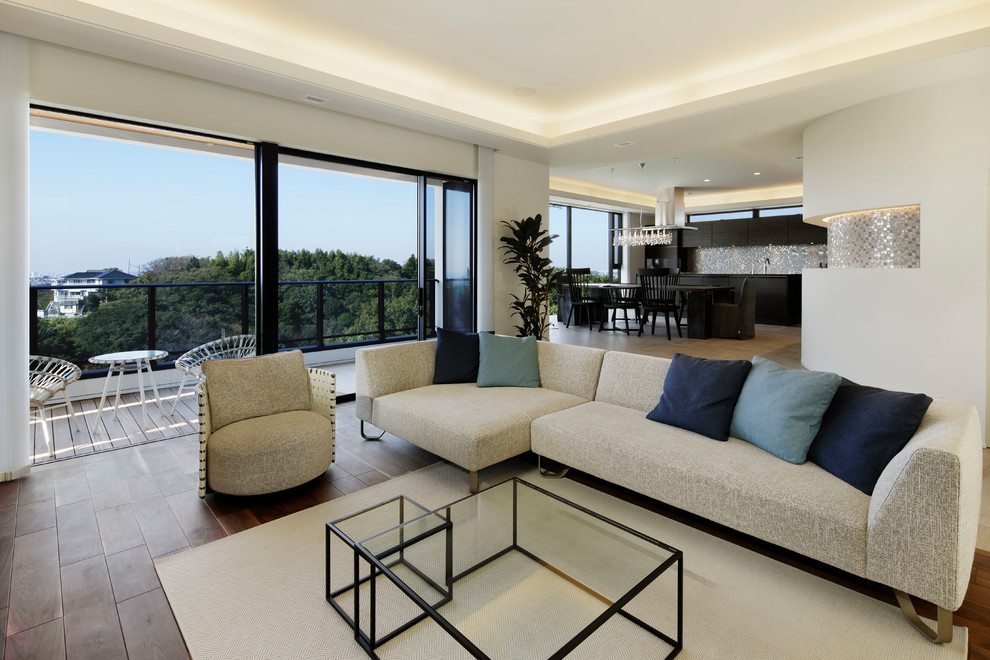 Idee per un soggiorno tradizionale aperto con pareti bianche, pavimento in legno massello medio e pavimento marrone