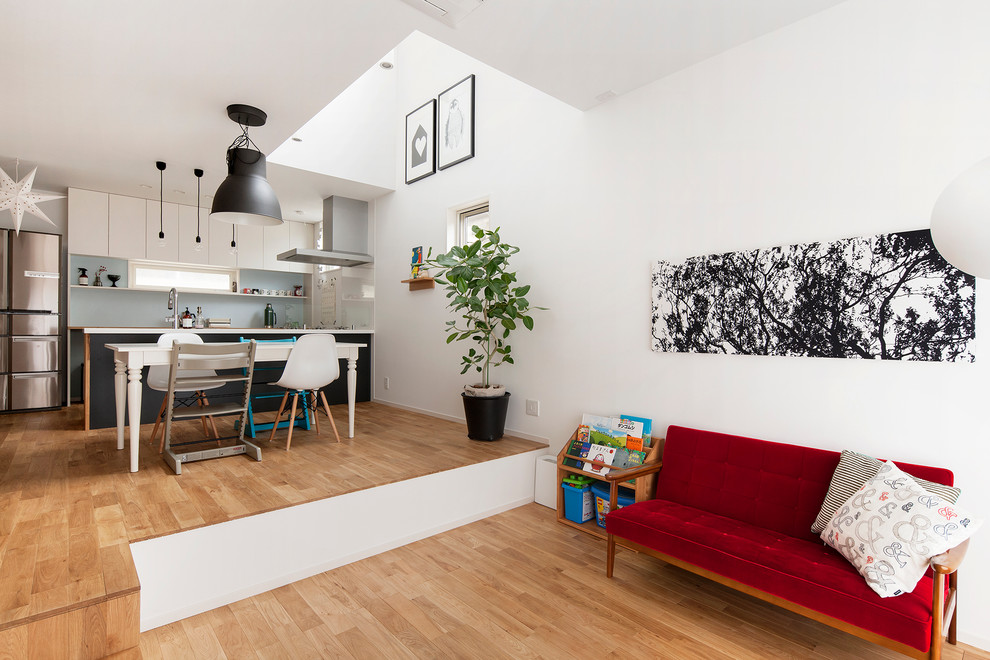Offenes Modernes Wohnzimmer mit weißer Wandfarbe und hellem Holzboden in Sonstige