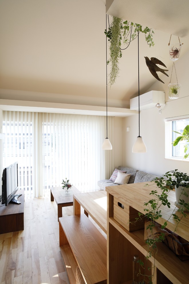 Design ideas for a modern living room in Kyoto.