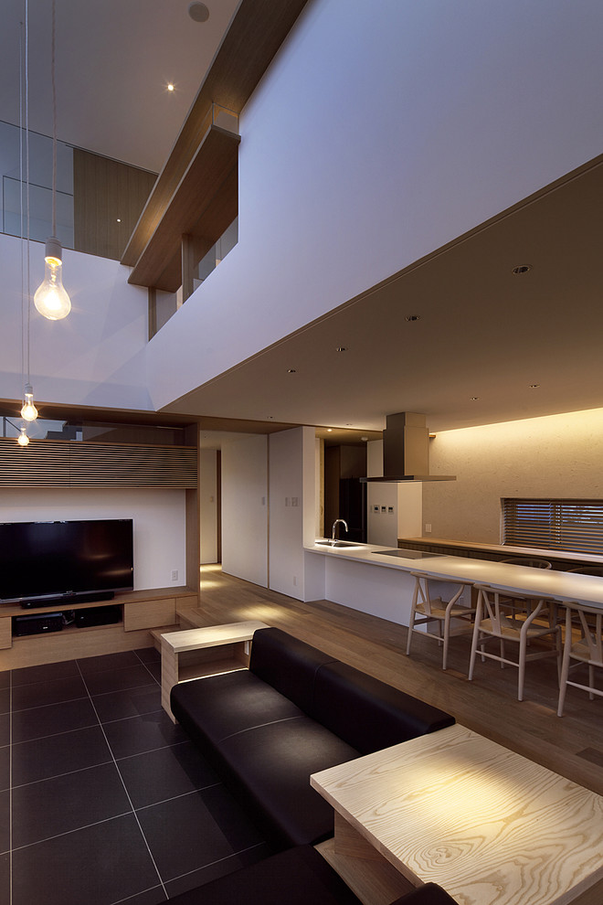 Diseño de salón abierto moderno con paredes blancas y televisor independiente