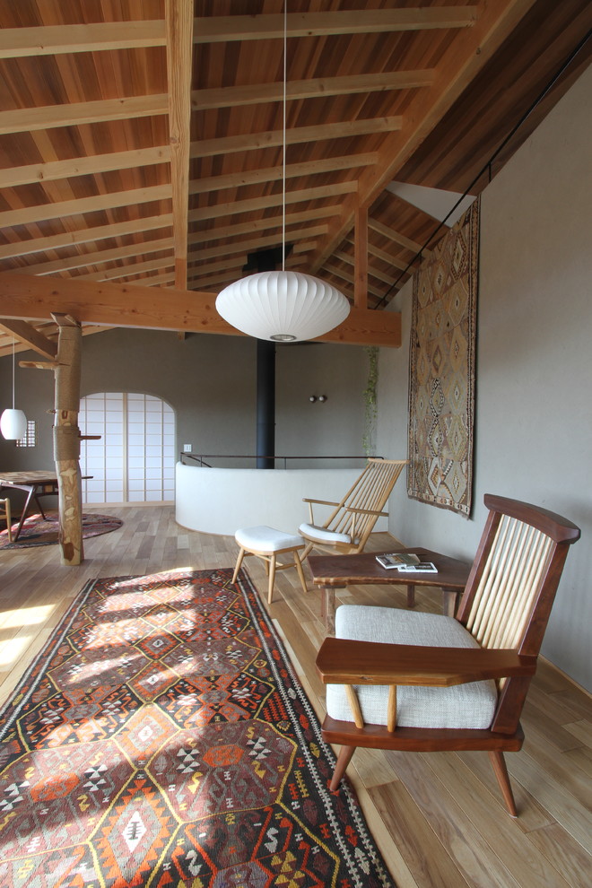 Esempio di un soggiorno etnico con pareti grigie, parquet chiaro e pavimento beige