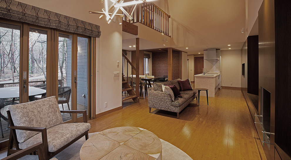Idee per un soggiorno contemporaneo con pareti bianche, pavimento marrone e soffitto in legno