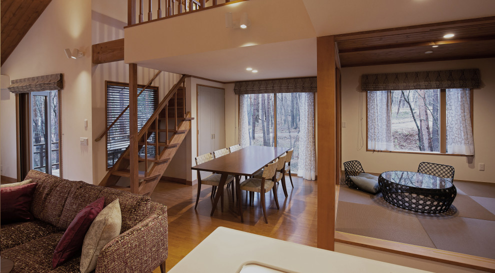 Стильный дизайн: гостиная комната в современном стиле с красными стенами, татами, бежевым полом и деревянным потолком - последний тренд