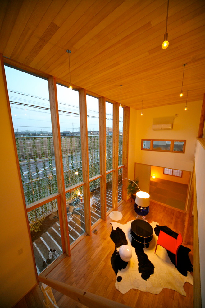 На фото: открытая гостиная комната среднего размера в скандинавском стиле с отдельно стоящим телевизором и бежевым полом