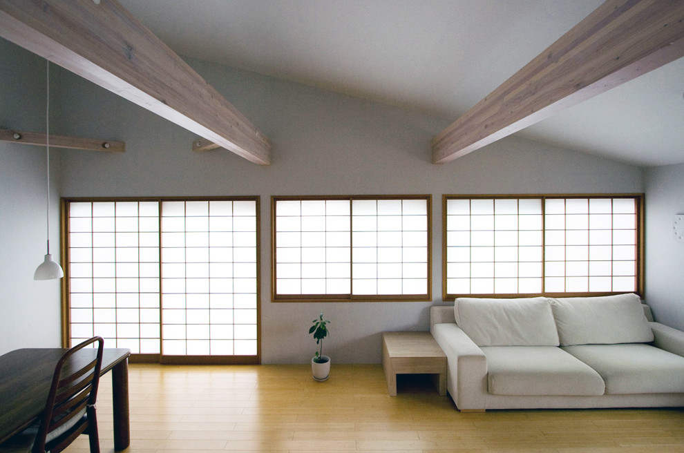 Idee per un soggiorno moderno aperto con pareti bianche, parquet chiaro e pavimento beige