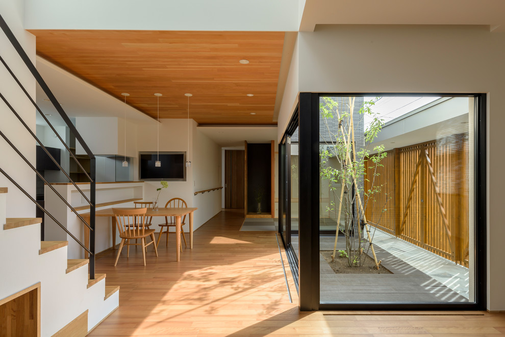 Mittelgroßes, Offenes Asiatisches Wohnzimmer mit weißer Wandfarbe, Sperrholzboden und beigem Boden in Sapporo