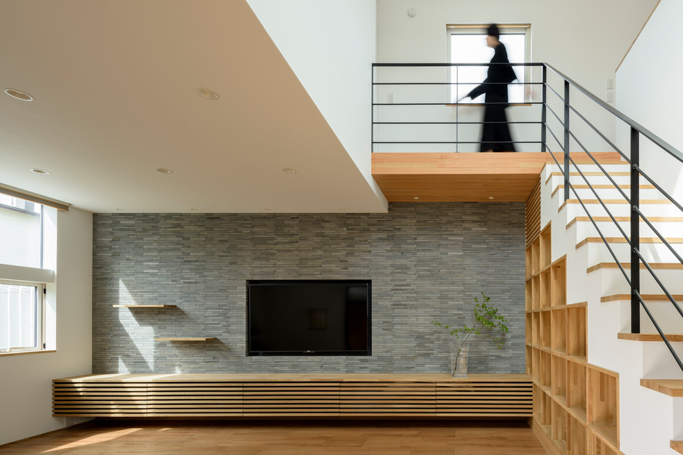 Mittelgroßes, Offenes Modernes Wohnzimmer mit weißer Wandfarbe, Sperrholzboden und beigem Boden in Sapporo