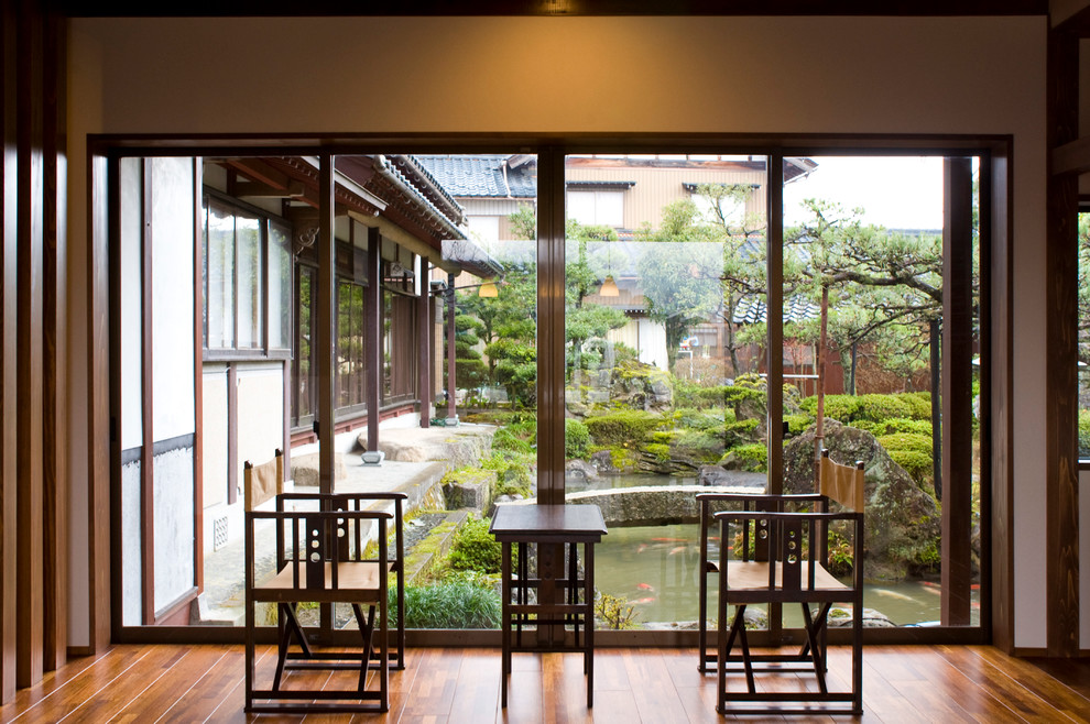 Ejemplo de salón de estilo zen con suelo de madera en tonos medios