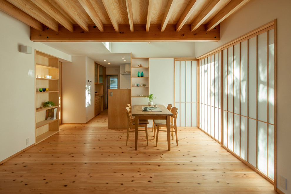 Modelo de salón abierto moderno pequeño con paredes blancas, suelo de madera en tonos medios y suelo marrón