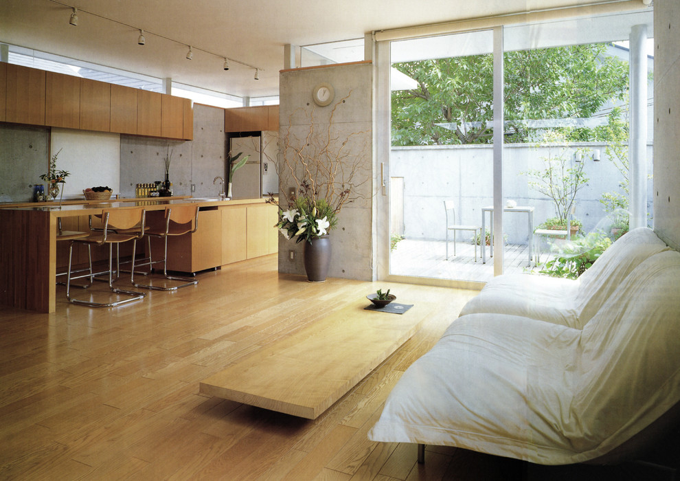 Mittelgroßes, Offenes Industrial Wohnzimmer mit grauer Wandfarbe, hellem Holzboden und beigem Boden in Tokio Peripherie