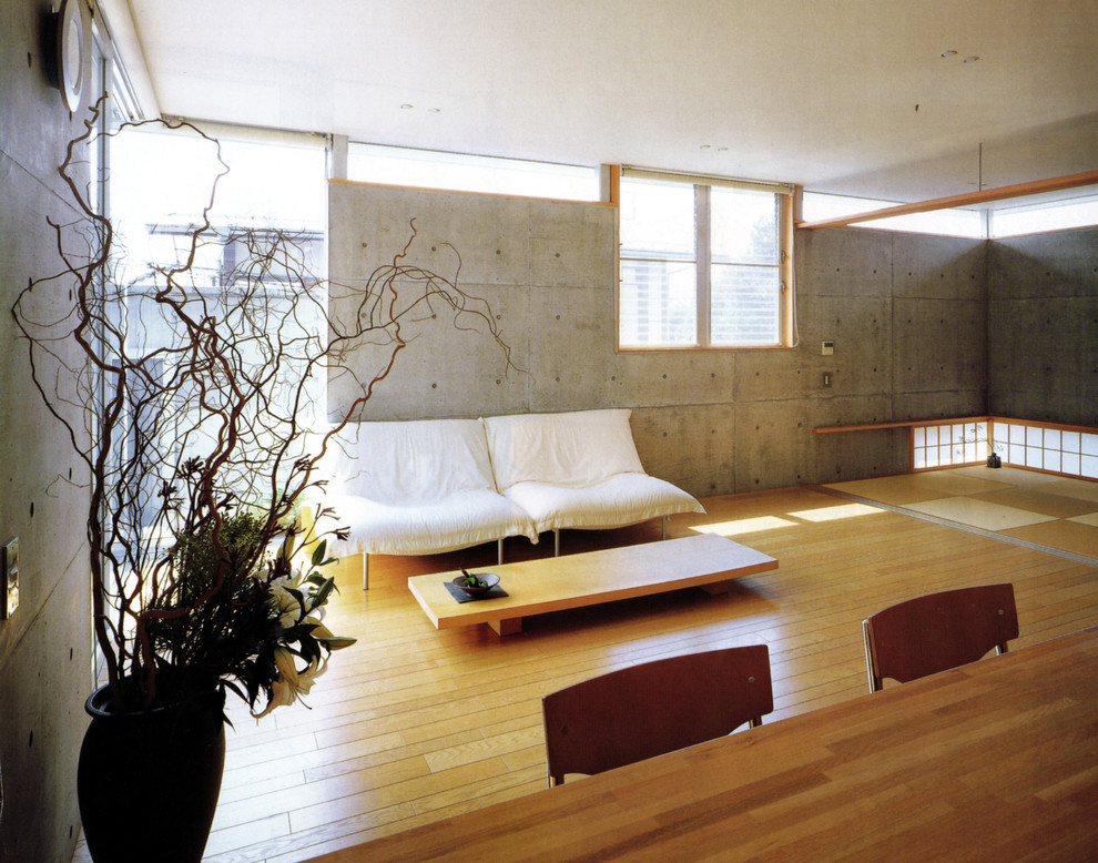 Esempio di un soggiorno etnico di medie dimensioni e aperto con pareti grigie, parquet chiaro e pavimento beige
