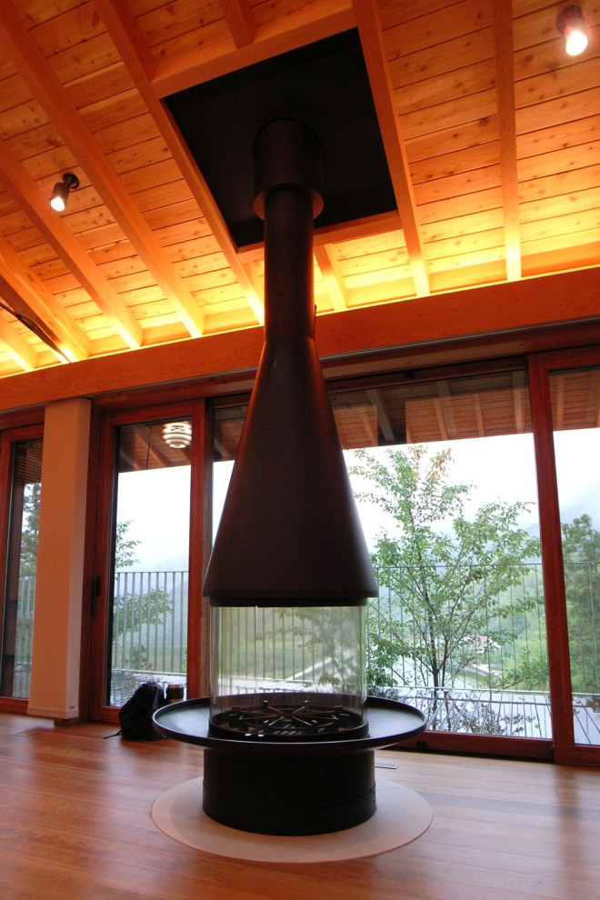 福岡にあるラグジュアリーな広いモダンスタイルのおしゃれなLDK (白い壁、合板フローリング、吊り下げ式暖炉、石材の暖炉まわり、据え置き型テレビ、茶色い床) の写真