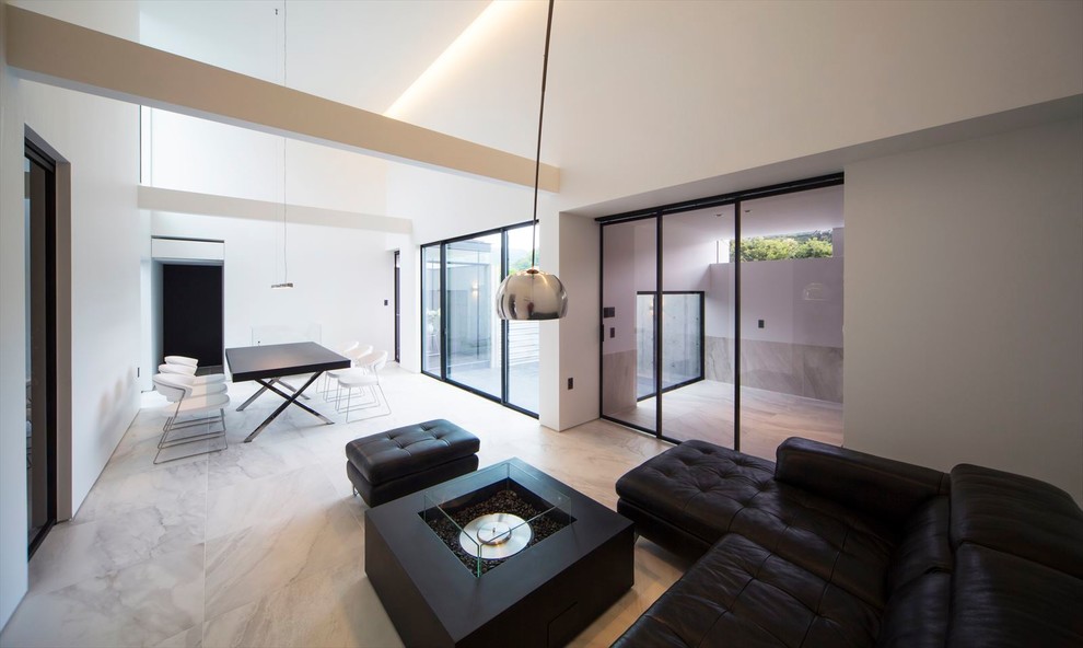 Idee per un grande soggiorno moderno con pareti bianche, pavimento in marmo e pavimento grigio