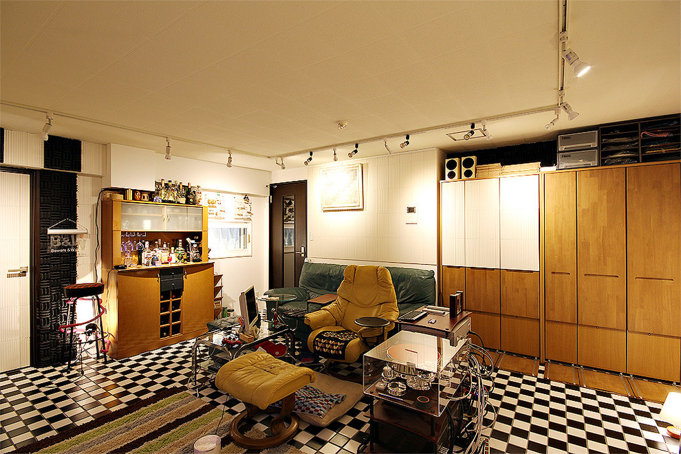 Modern inredning av ett mellanstort allrum med öppen planlösning, med ett musikrum, vita väggar, klinkergolv i keramik, en fristående TV och vitt golv