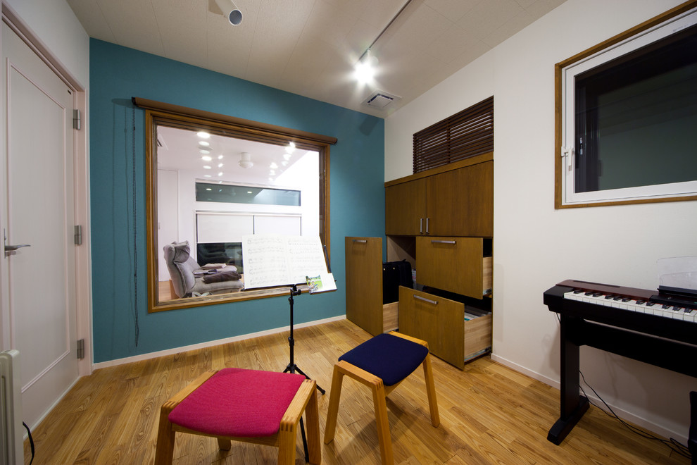 Cette photo montre un salon moderne ouvert avec une salle de musique.