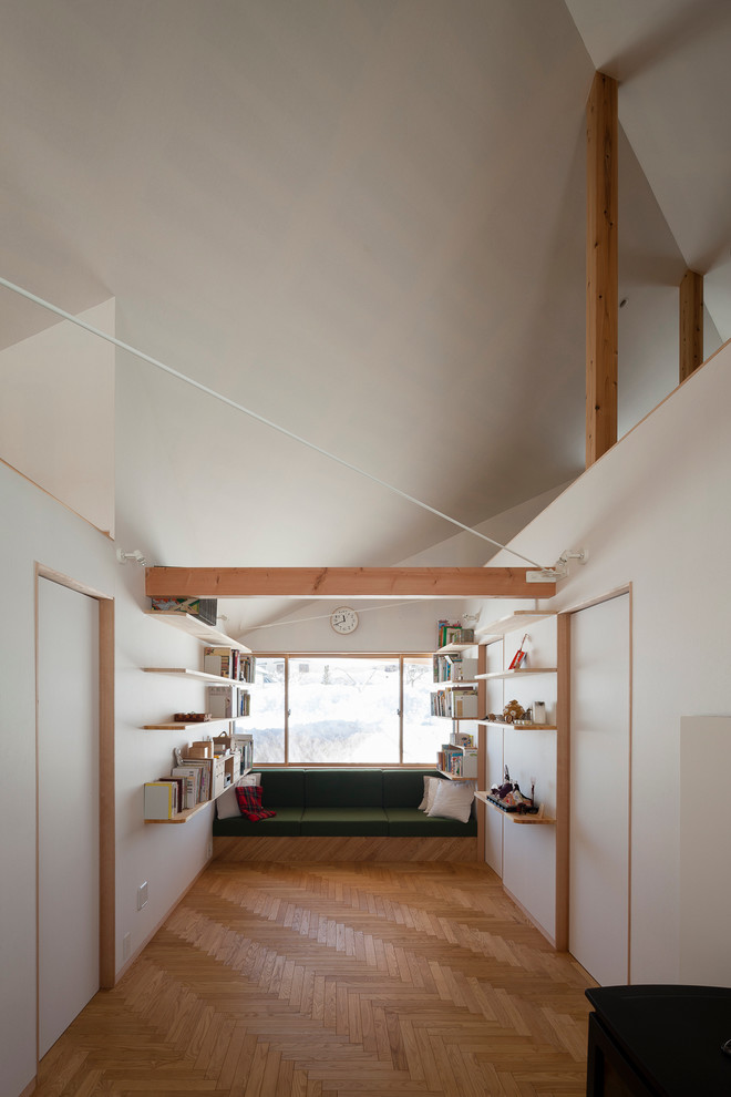 Источник вдохновения для домашнего уюта: гостиная комната в скандинавском стиле с с книжными шкафами и полками