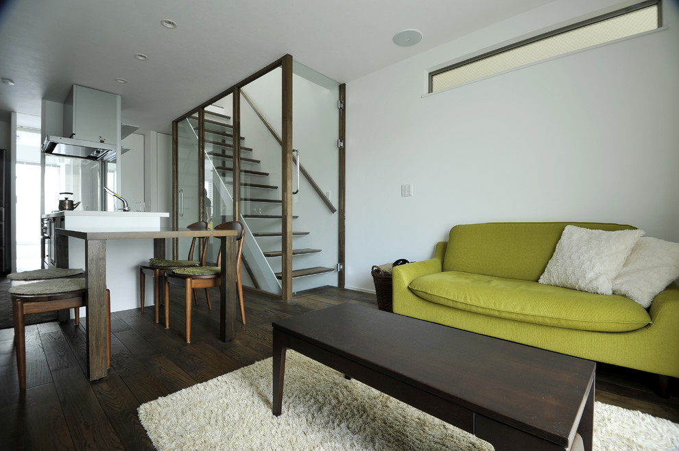 Стильный дизайн: открытая гостиная комната в современном стиле с белыми стенами и паркетным полом среднего тона без камина - последний тренд