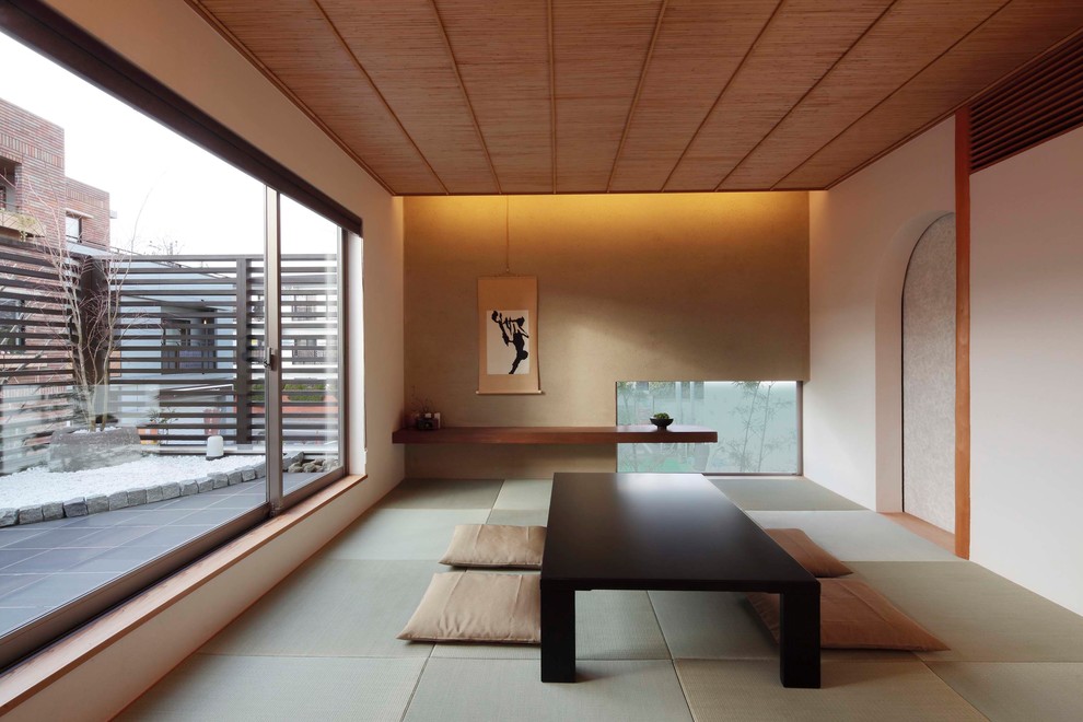 Réalisation d'un salon asiatique fermé avec un mur multicolore, un sol de tatami et un sol vert.