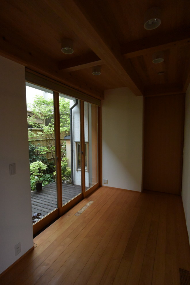 Example of an asian living room design in Tokyo