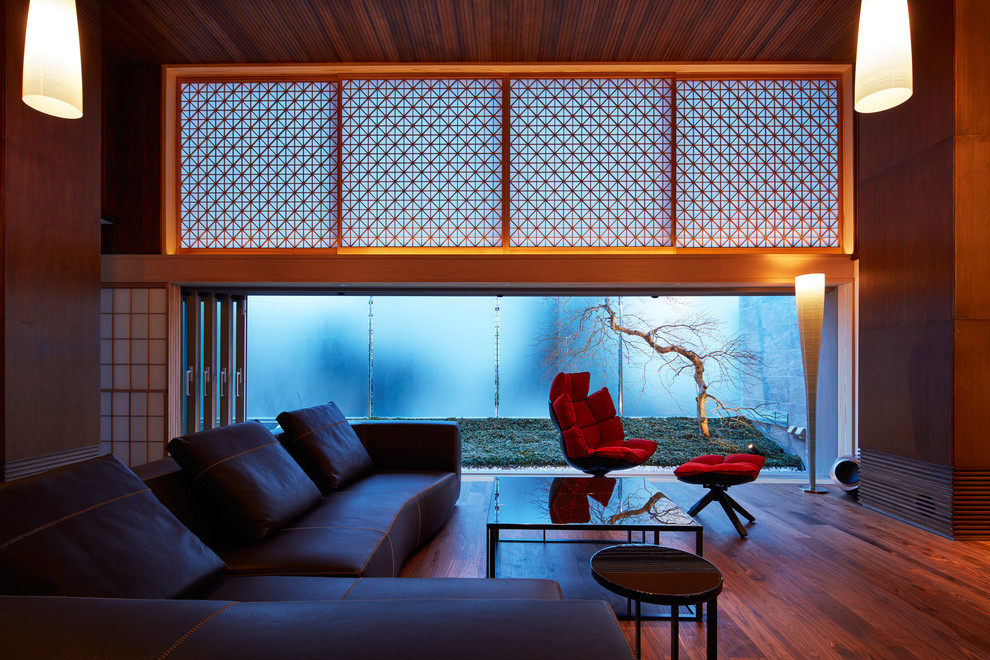 Großes, Offenes Modernes Wohnzimmer mit braunem Holzboden in Tokio Peripherie