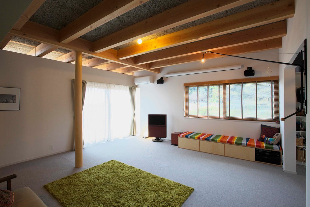 Cette image montre un salon design avec un mur blanc, un téléviseur indépendant et un sol gris.