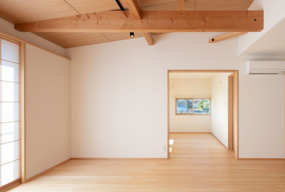 Immagine di un soggiorno nordico di medie dimensioni e aperto con pareti bianche, pavimento in legno massello medio, nessun camino, TV autoportante e pavimento beige