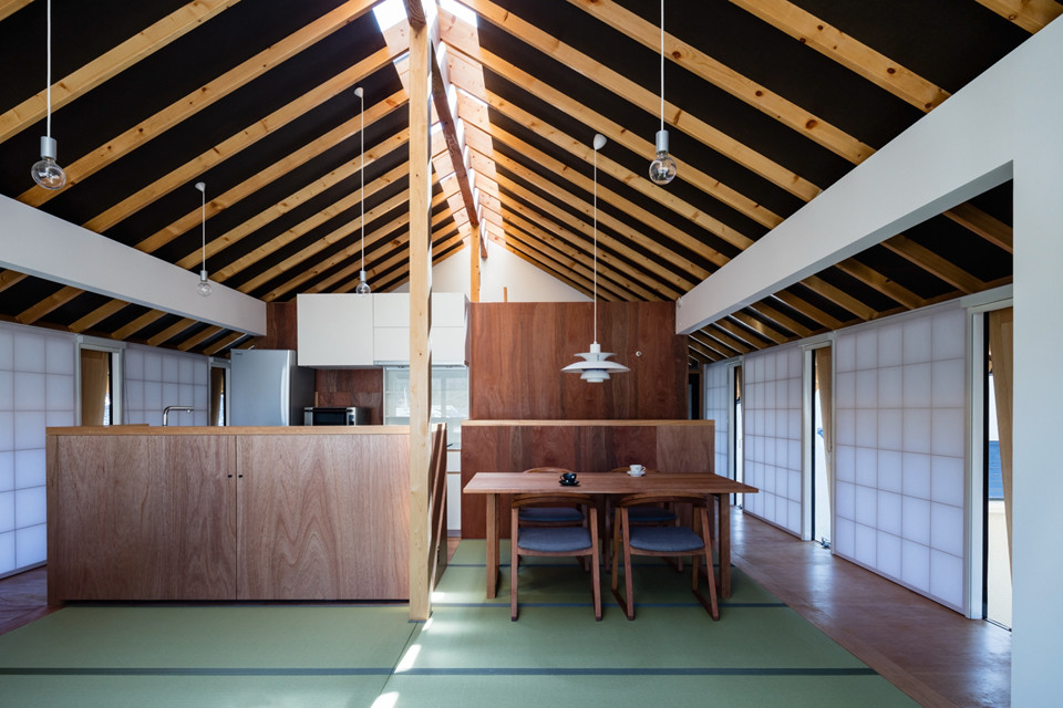 Mittelgroßes, Offenes Asiatisches Wohnzimmer ohne Kamin mit weißer Wandfarbe, Tatami-Boden, freistehendem TV und grünem Boden in Osaka