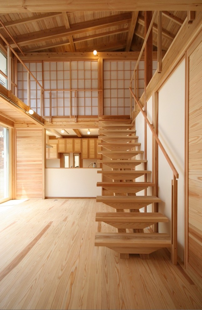 Cette image montre un salon asiatique de taille moyenne et ouvert avec parquet clair, aucune cheminée, un mur blanc et un sol marron.