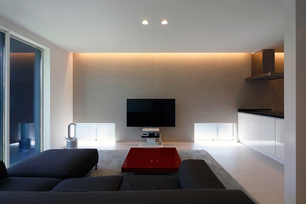 Imagen de salón para visitas abierto minimalista de tamaño medio con paredes beige, suelo de linóleo, televisor independiente y suelo gris