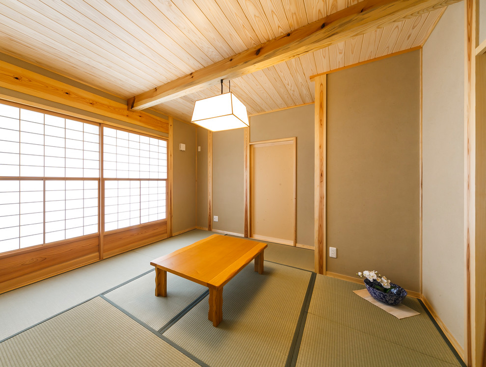 Inspiration for a world-inspired living room in Other with brown walls, tatami flooring and green floors.
