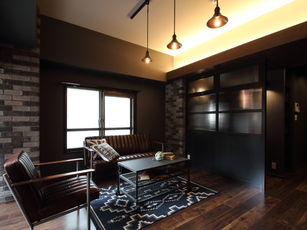 Inspiration for a rustic living room in Yokohama with brown walls, dark hardwood flooring and brown floors.