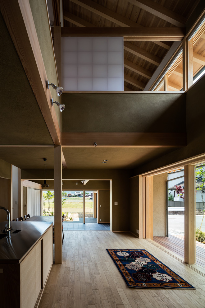 Diseño de salón abierto de estilo zen con paredes beige, suelo de madera clara, estufa de leña, suelo beige, marco de chimenea de baldosas y/o azulejos y televisor independiente