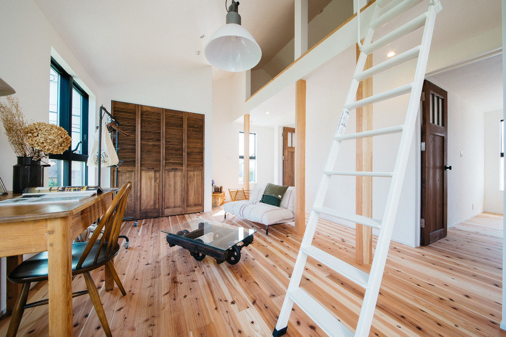 Idee per un soggiorno etnico con pareti bianche, pavimento in legno massello medio e pavimento marrone