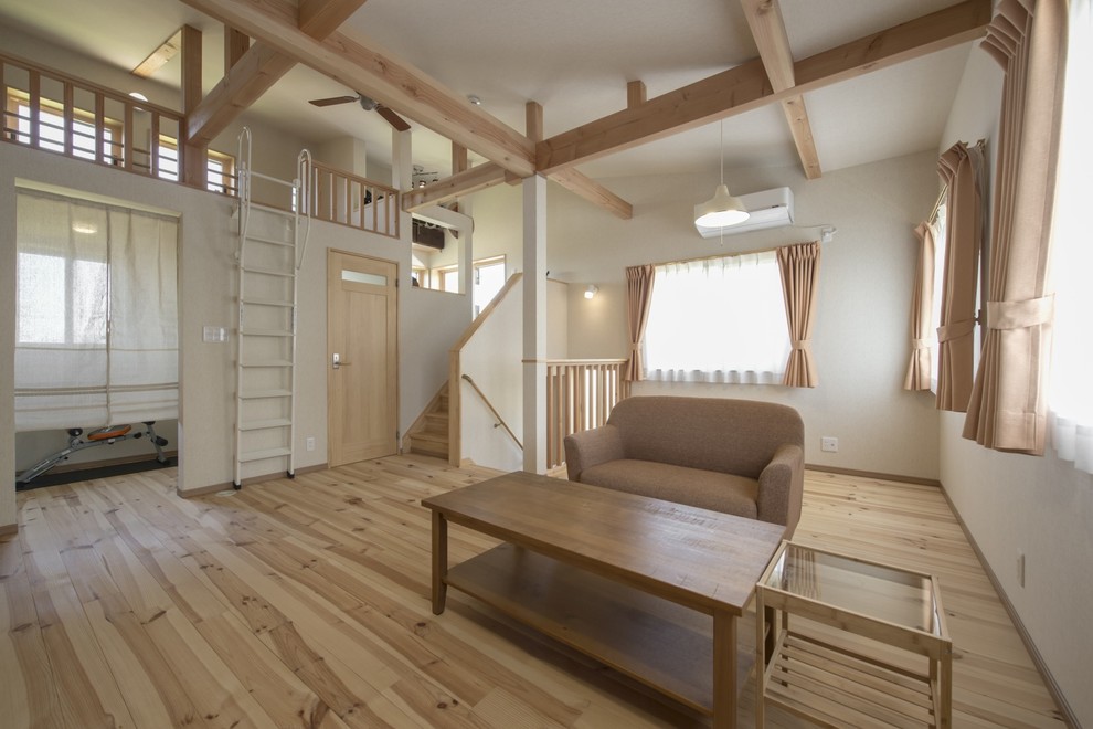Modelo de salón abierto de estilo zen con paredes blancas, suelo de madera clara, suelo beige y cortinas