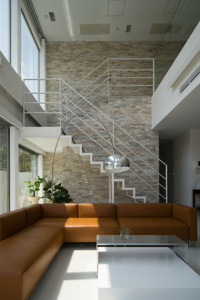 Стильный дизайн: гостиная комната:: освещение в стиле модернизм с бежевыми стенами - последний тренд