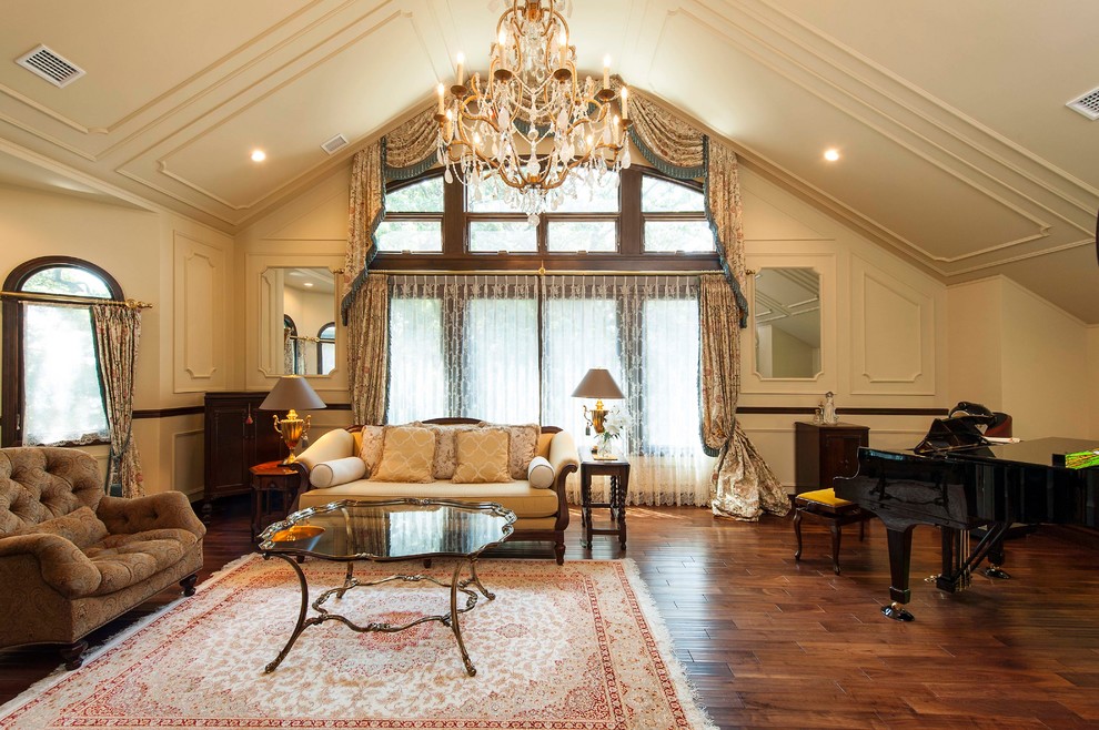 Modelo de salón con rincón musical cerrado clásico con paredes beige, suelo de madera oscura y suelo marrón