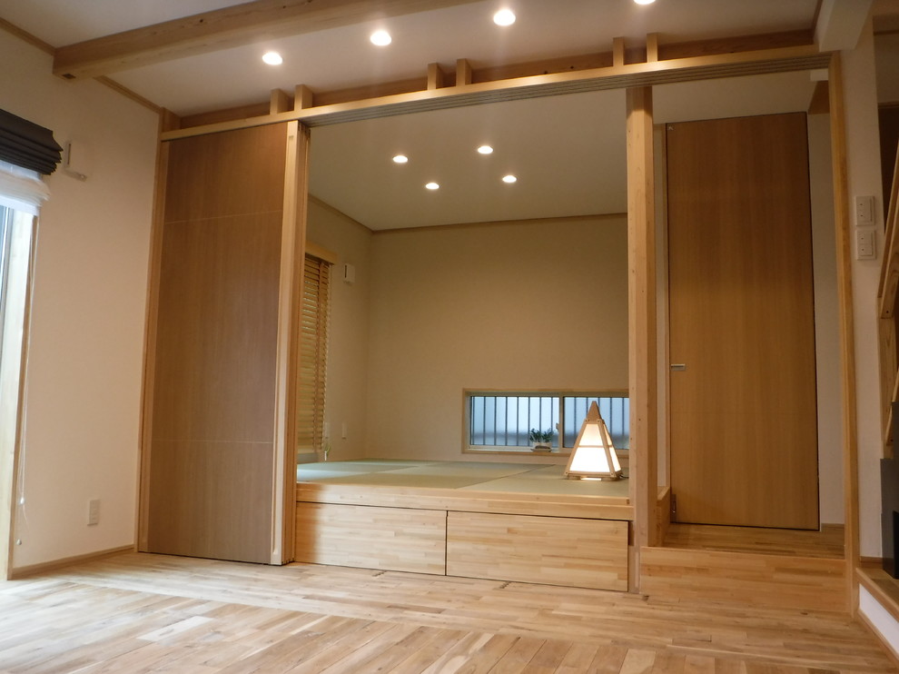Modelo de salón abierto moderno de tamaño medio con paredes blancas, suelo de madera en tonos medios y suelo marrón