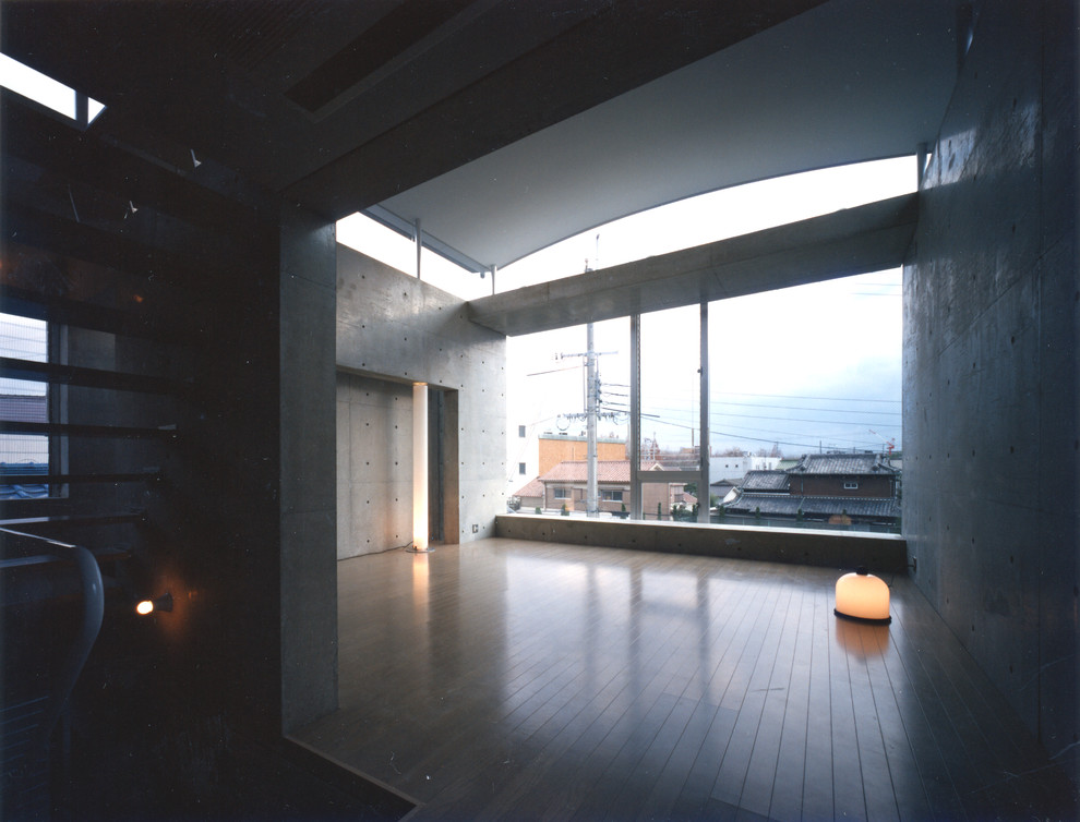 Foto på ett litet funkis allrum med öppen planlösning, med grå väggar, målat trägolv, en fristående TV och grått golv
