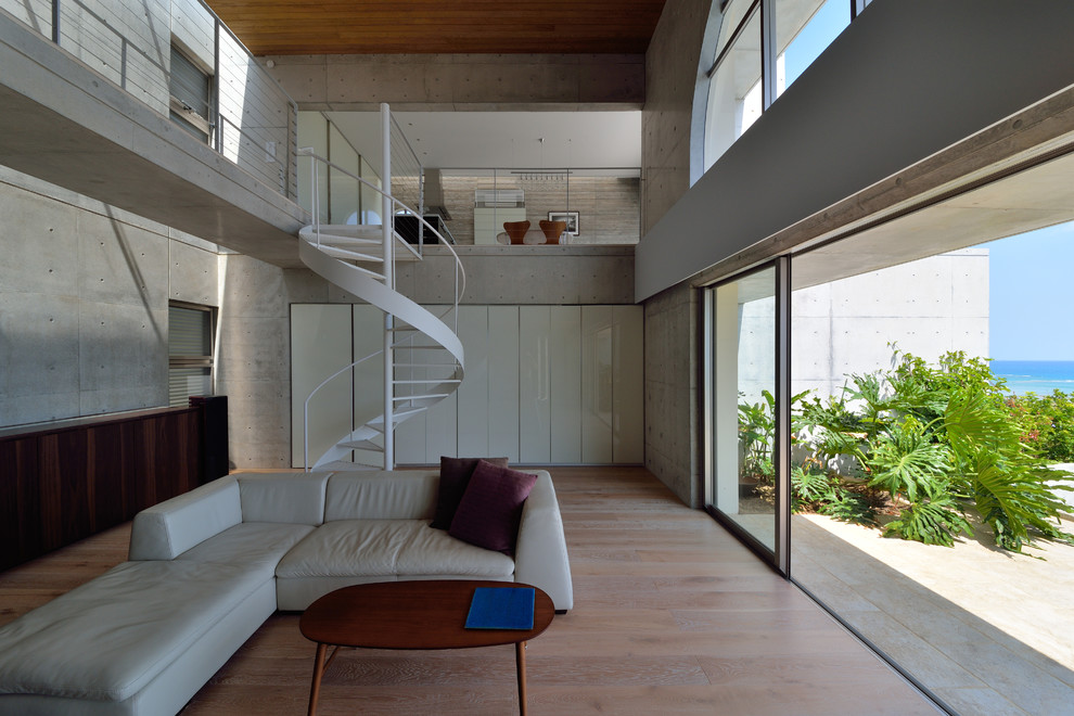 Repräsentatives, Fernseherloses, Offenes Modernes Wohnzimmer mit grauer Wandfarbe und hellem Holzboden in Sonstige