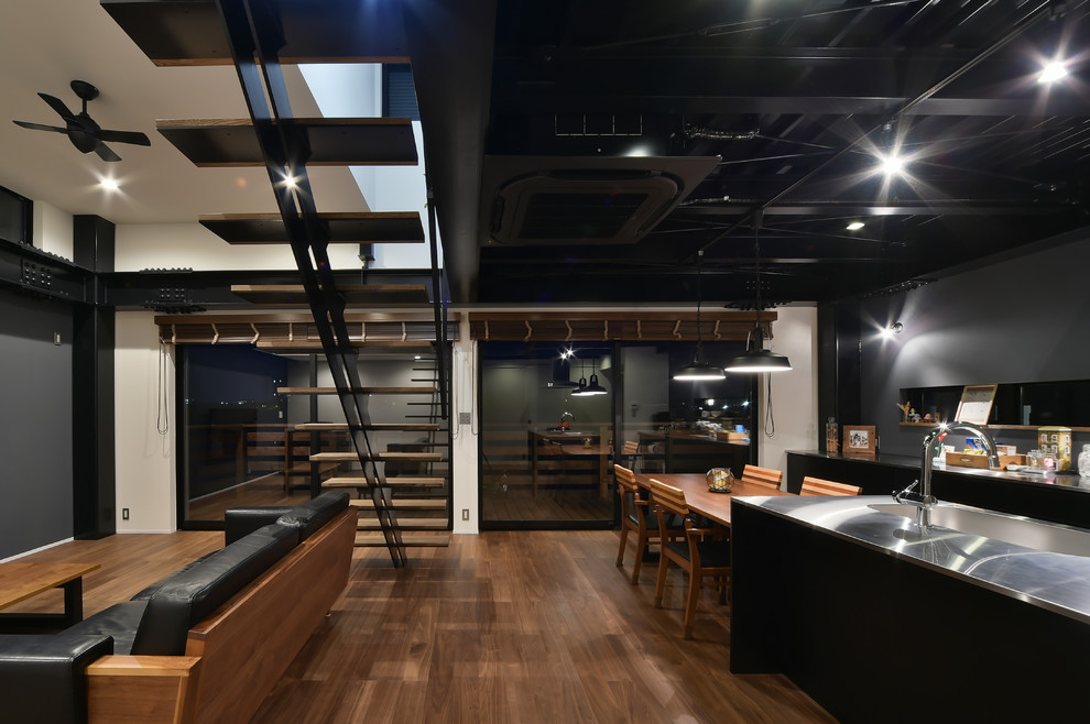 Industrial Wohnzimmer mit dunklem Holzboden und TV-Wand in Nagoya