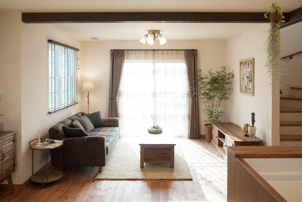 Inspiration för ett minimalistiskt vardagsrum, med vita väggar, mellanmörkt trägolv och brunt golv