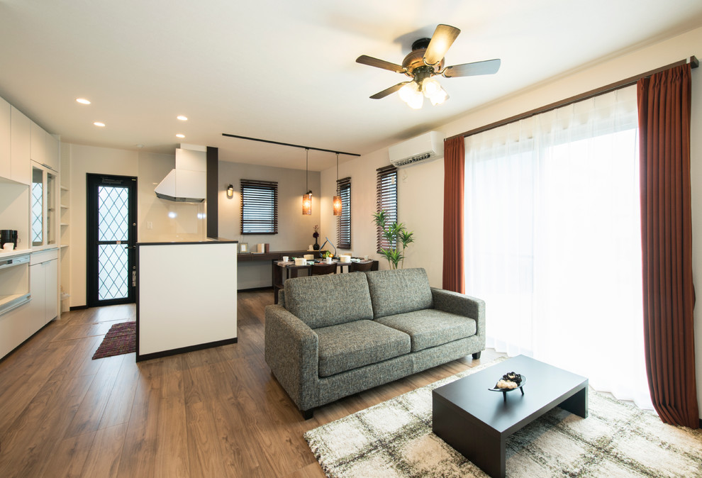 Idee per un soggiorno contemporaneo aperto con pareti bianche, pavimento in legno verniciato e pavimento marrone