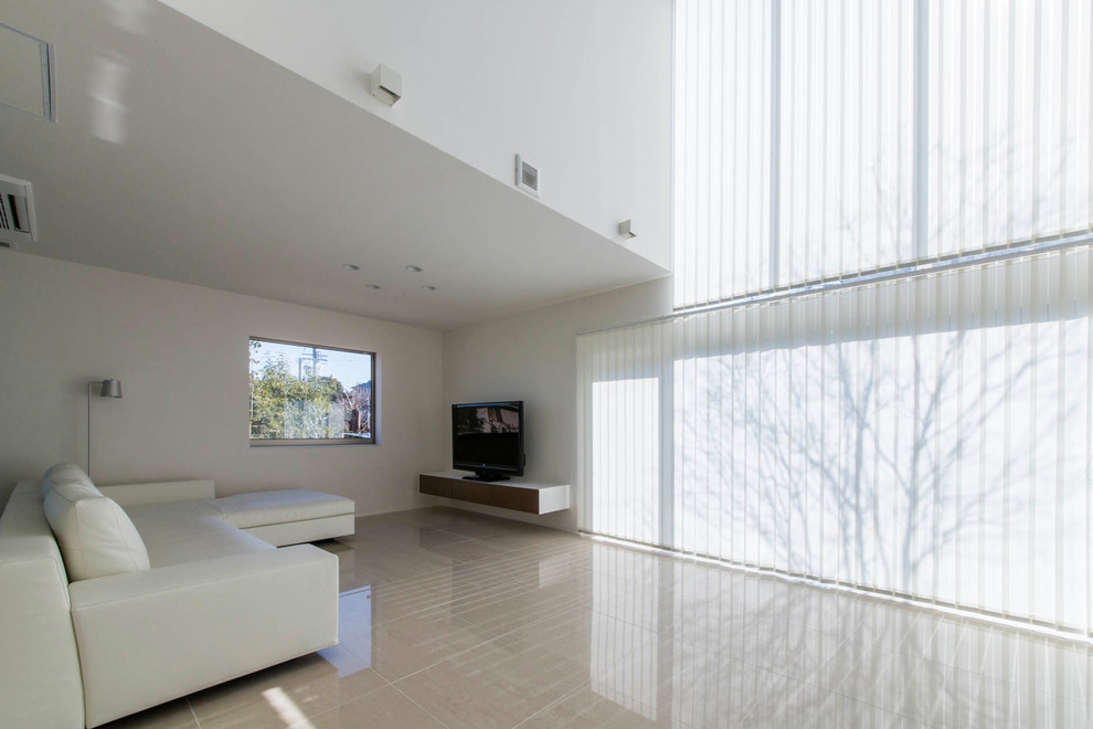 Exempel på ett modernt vardagsrum, med vita väggar och en dold TV