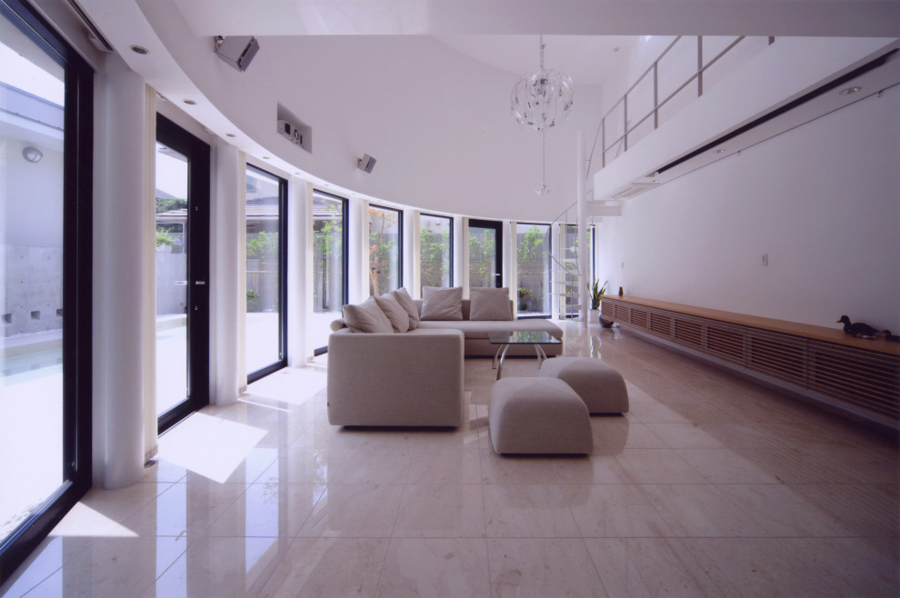 Ejemplo de salón abierto minimalista con paredes blancas, suelo de mármol, televisor colgado en la pared, suelo beige, papel pintado y papel pintado