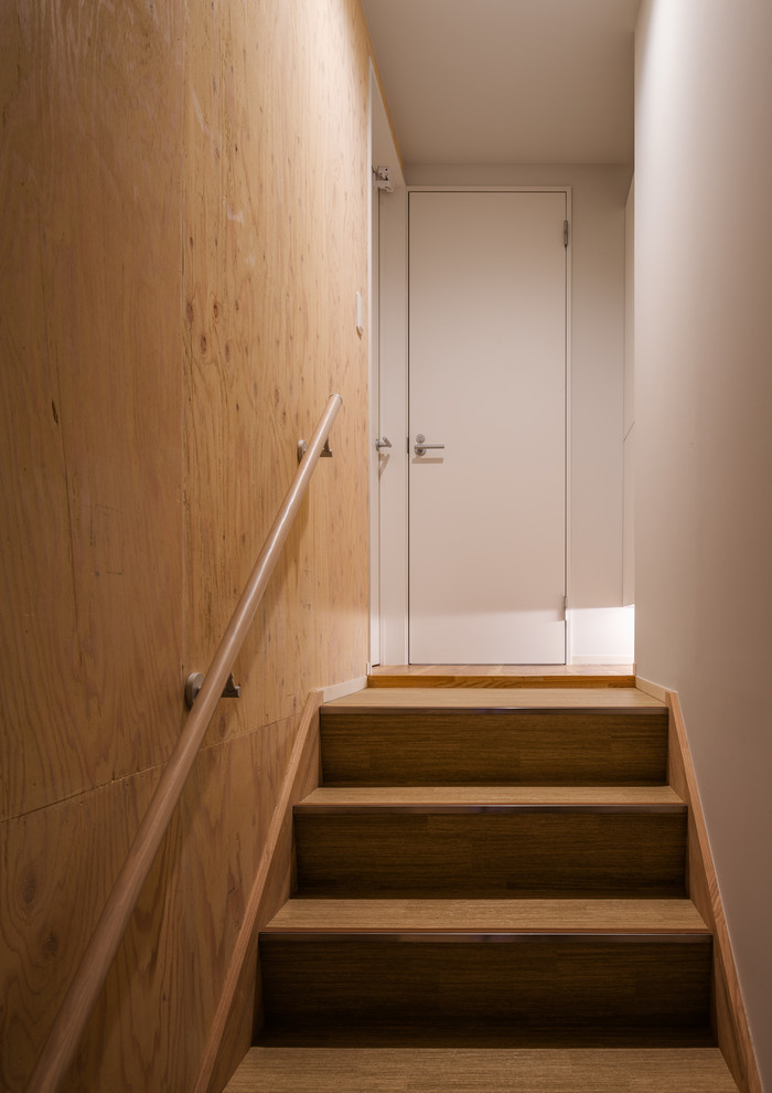 Cette image montre un escalier droit nordique en bois de taille moyenne avec un garde-corps en bois et palier.