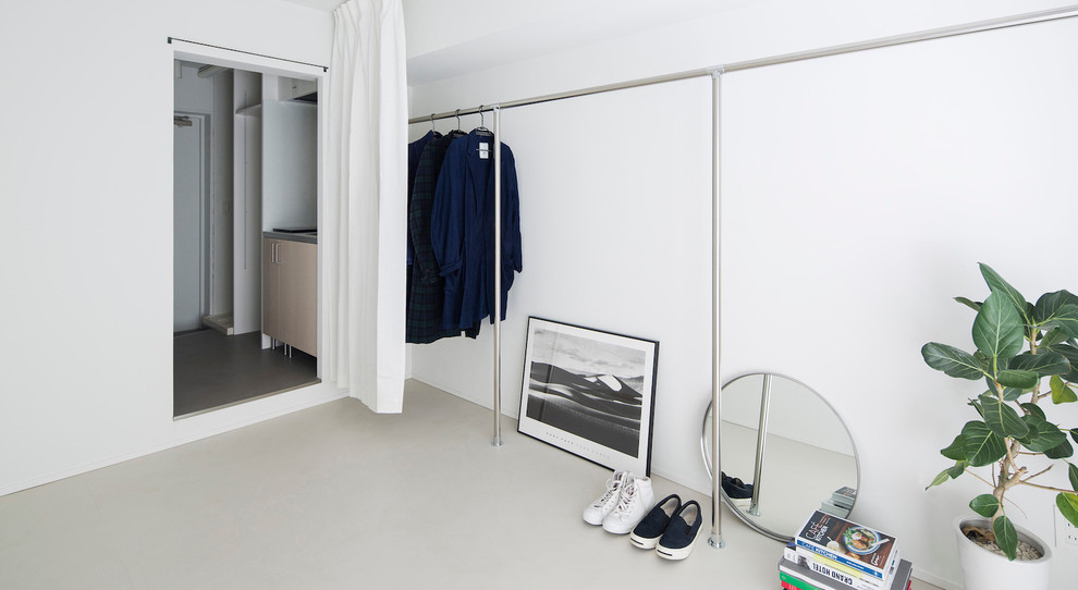 Foto på en funkis garderob, med öppna hyllor och beiget golv