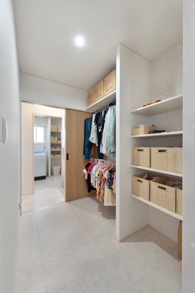 Foto de armario y vestidor unisex minimalista con armarios abiertos