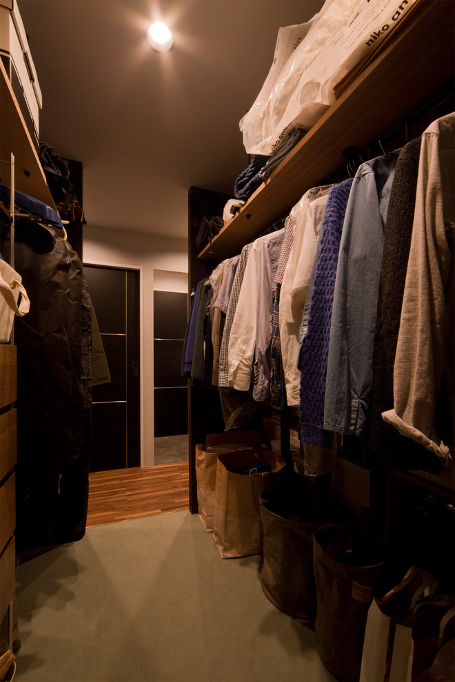 Imagen de armario vestidor romántico con armarios abiertos