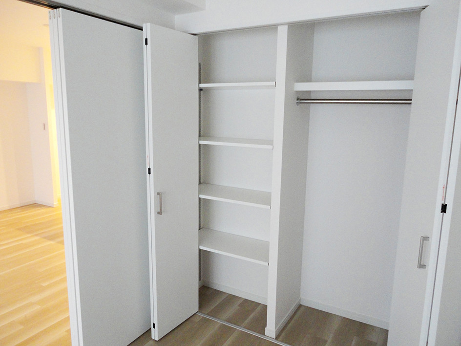 Idee per un armadio o armadio a muro con pavimento in compensato e pavimento beige
